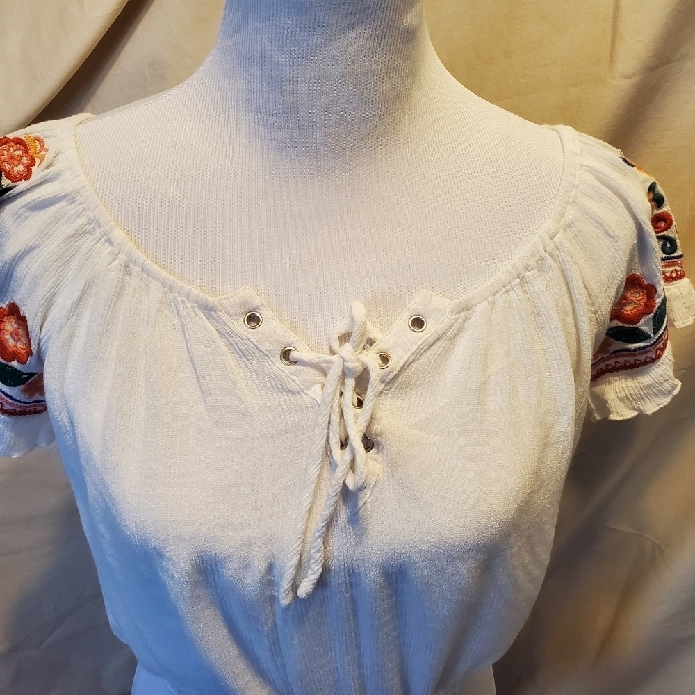 Chelsea & Violet Crop Top w/Sleeve embroidery SZ M